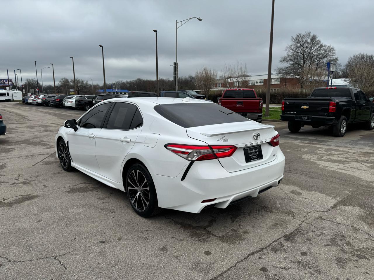 Toyota Camry SE Auto (Natl) 2020