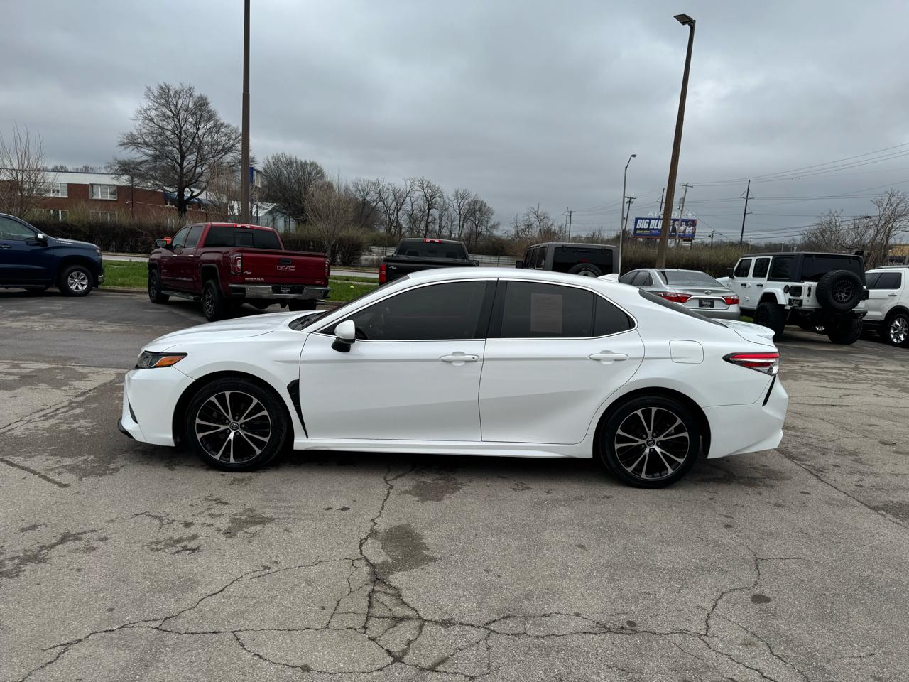 Toyota Camry SE Auto (Natl) 2020
