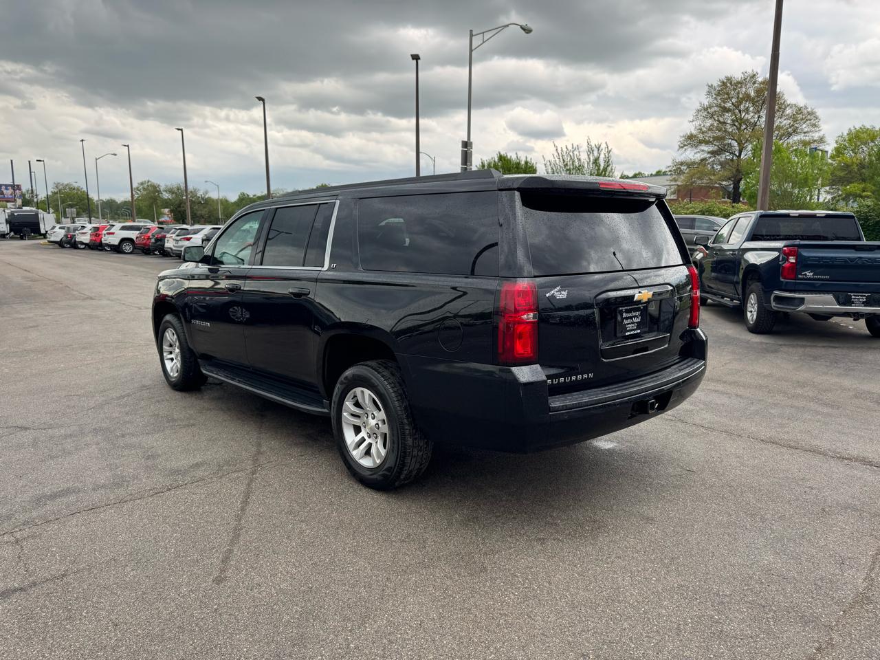 Chevrolet Suburban 4WD 4dr 1500 LT 2019