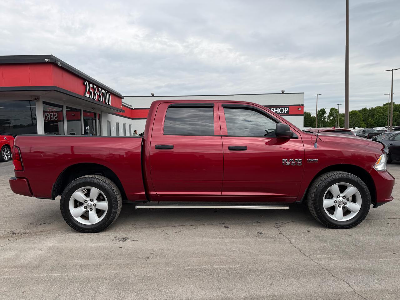 RAM 1500 4WD Crew Cab 140.5" Express 2013