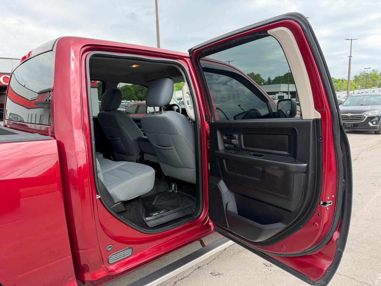 RAM 1500 4WD Crew Cab 140.5" Express 2013