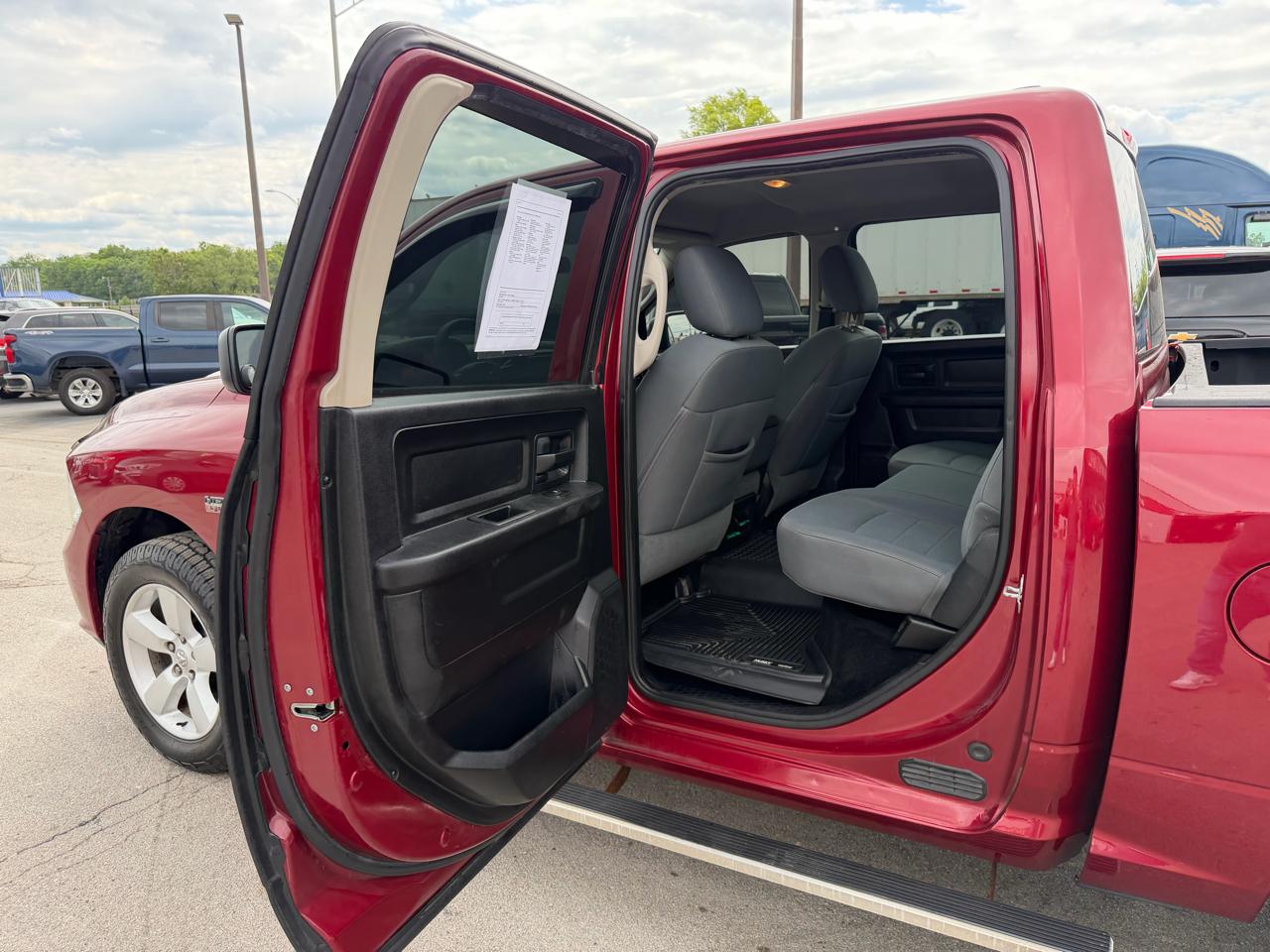 RAM 1500 4WD Crew Cab 140.5" Express 2013