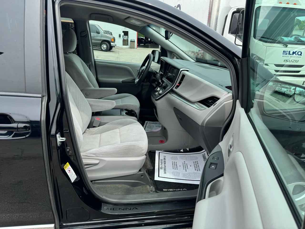 Toyota Sienna 5dr 7-Passenger Van LE FWD (Natl) 2016