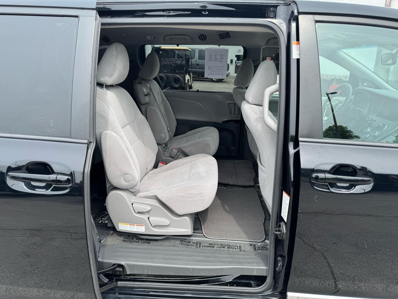 Toyota Sienna 5dr 7-Passenger Van LE FWD (Natl) 2016