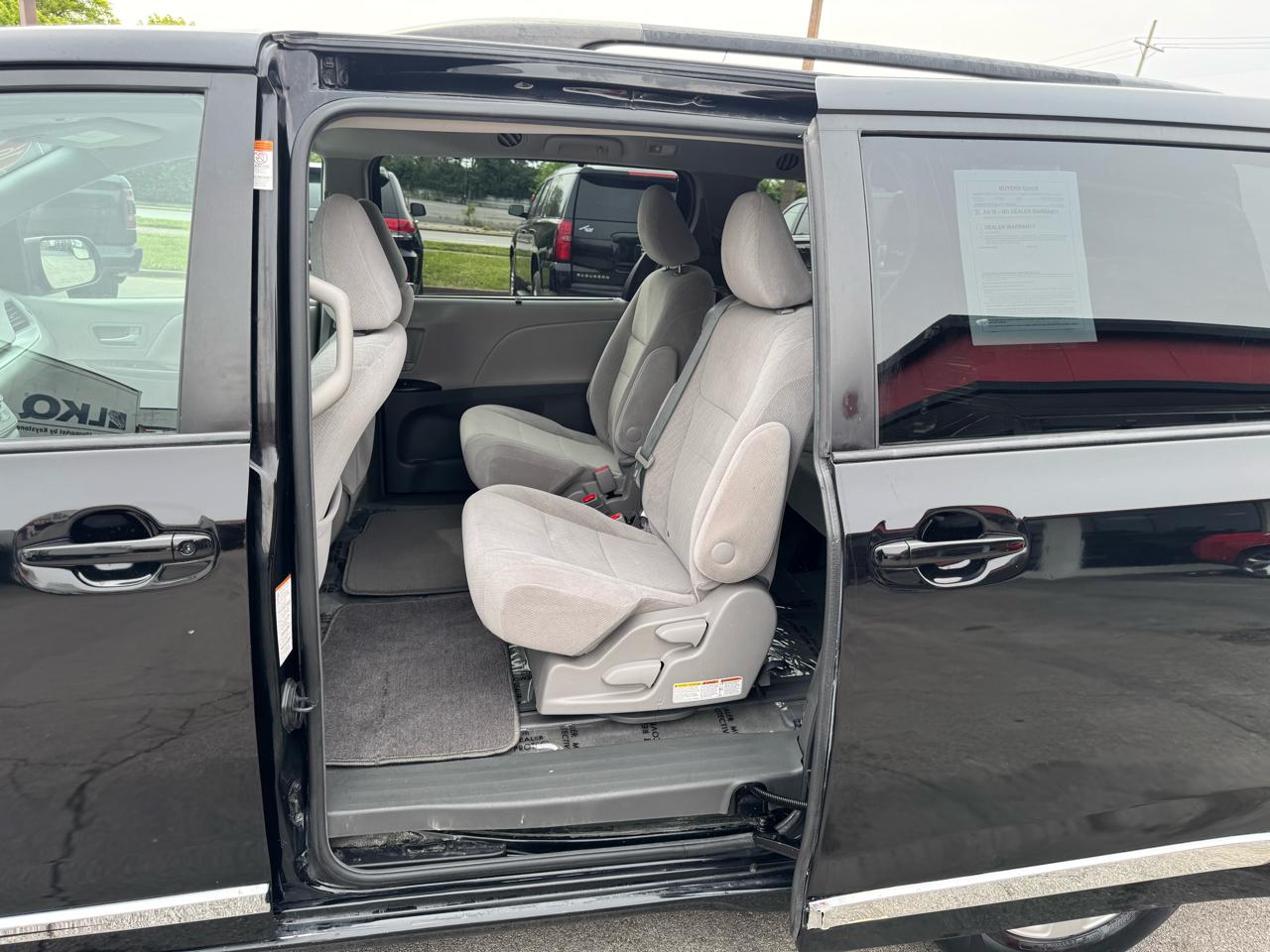 Toyota Sienna 5dr 7-Passenger Van LE FWD (Natl) 2016