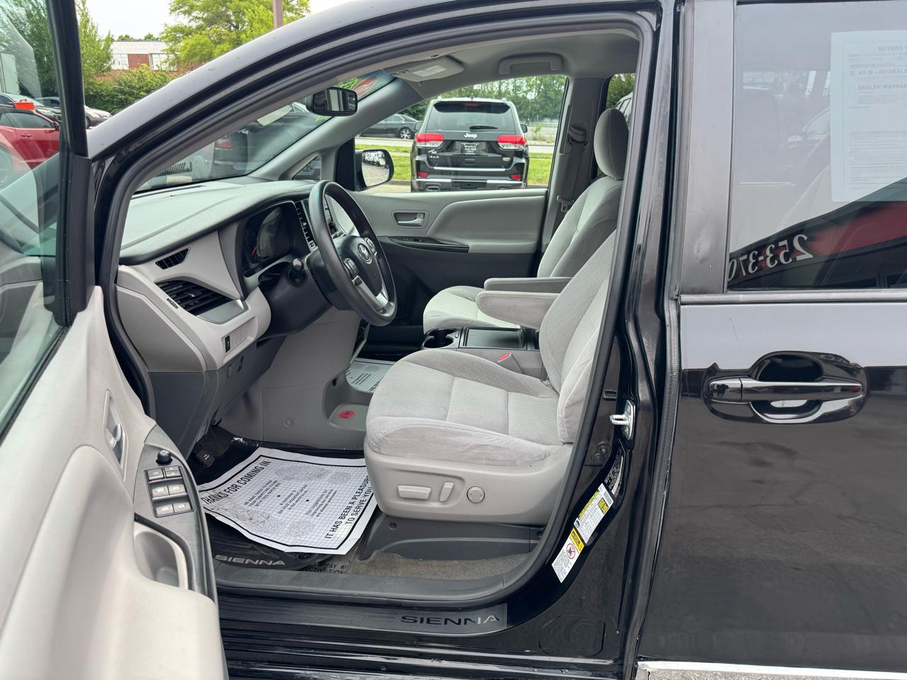 Toyota Sienna 5dr 7-Passenger Van LE FWD (Natl) 2016