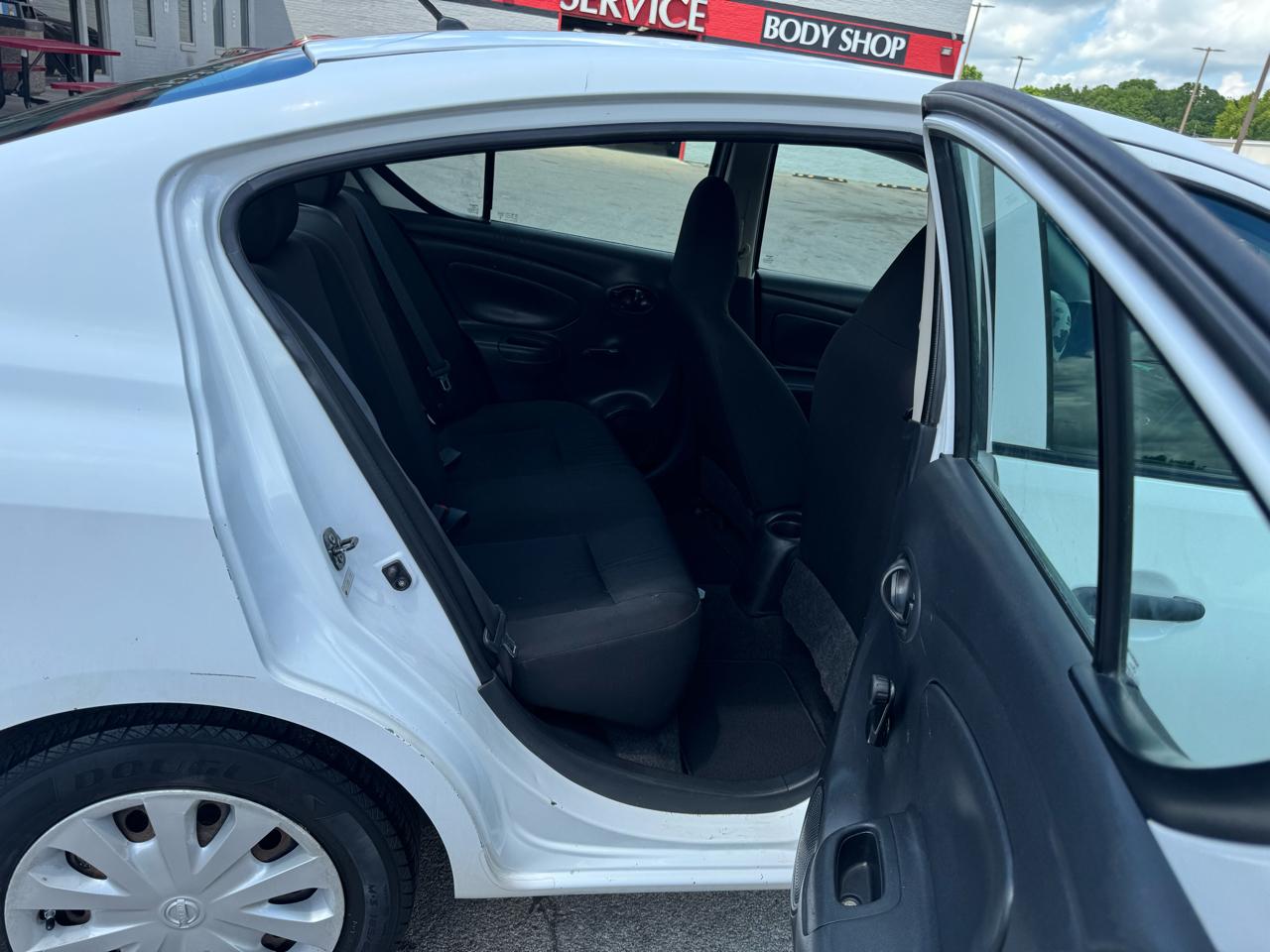 Nissan Versa 4dr Sdn CVT 1.6 S Plus 2015