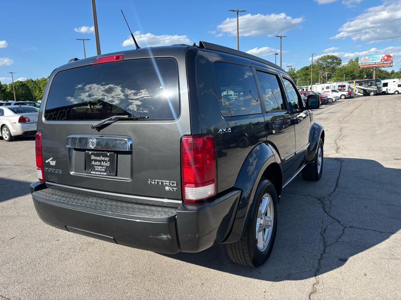 Dodge Nitro 4WD 4dr SXT 2011