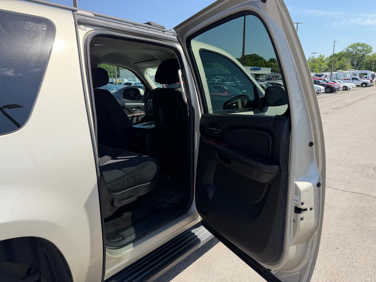 Chevrolet Suburban 4WD 4dr 1500 LS 2013