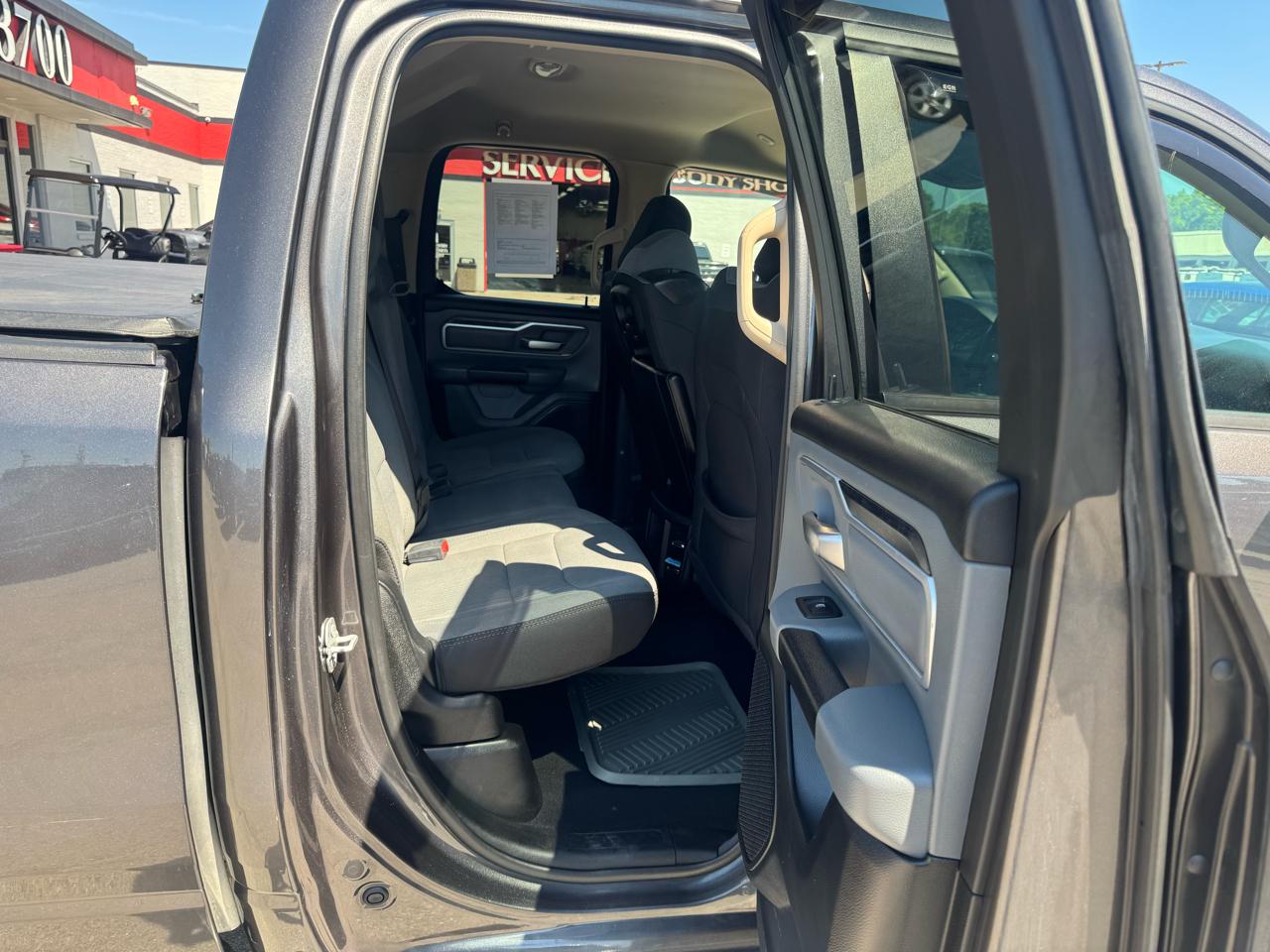 RAM 1500 Big Horn 4x4 Quad Cab 6'4" Box 2020