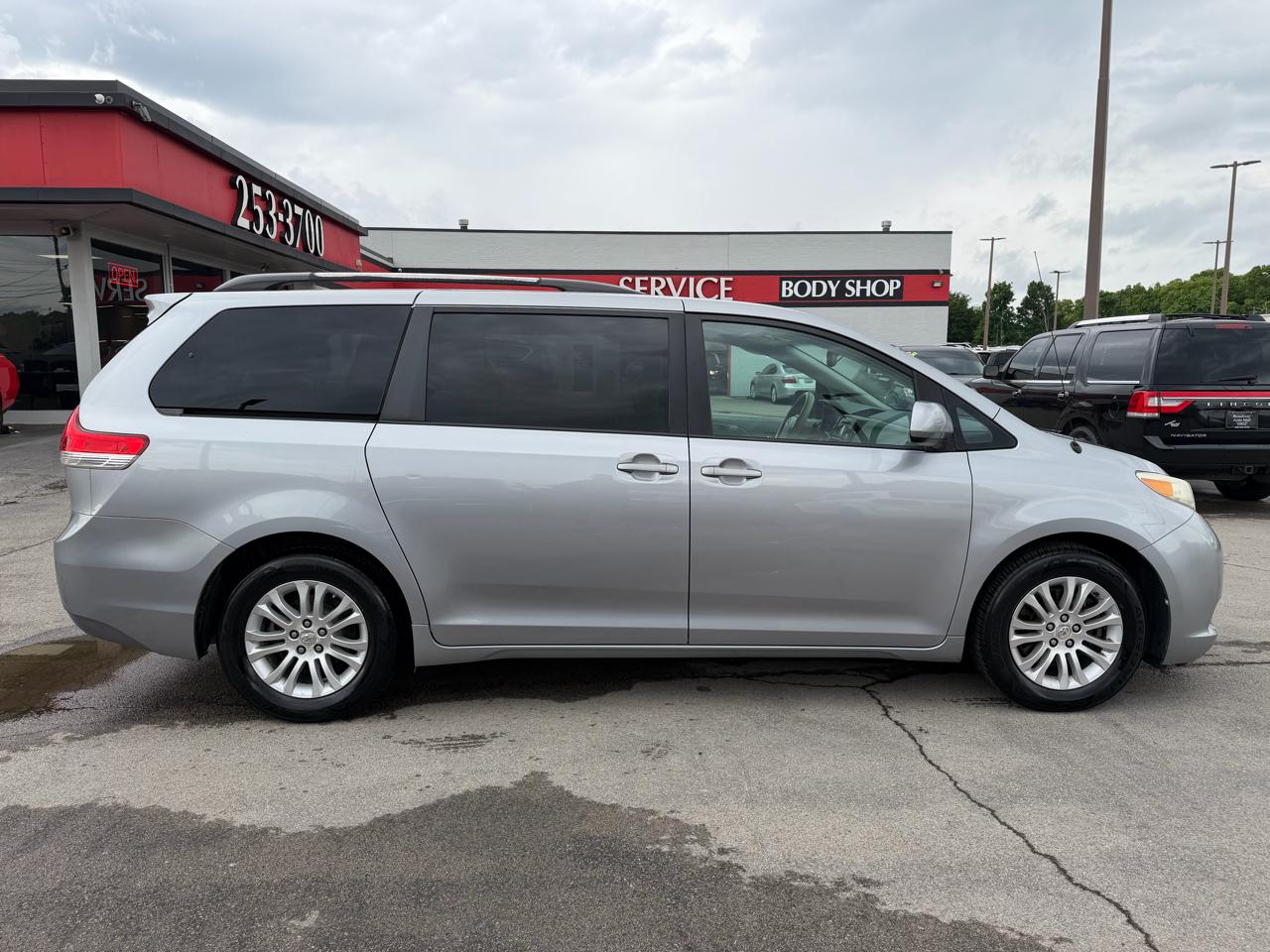 Toyota Sienna XLE 2011