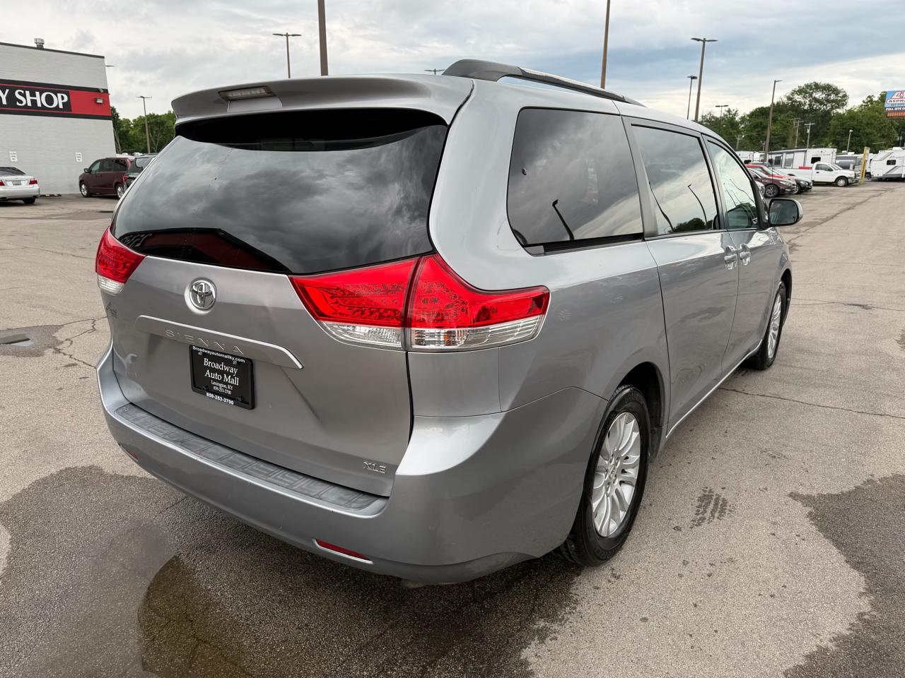Toyota Sienna XLE 2011