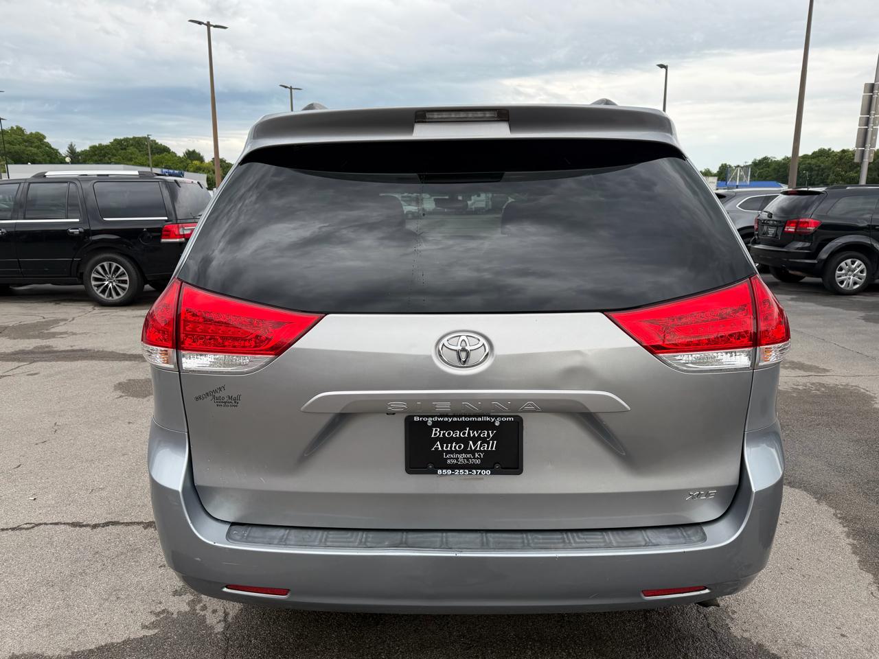 Toyota Sienna XLE 2011