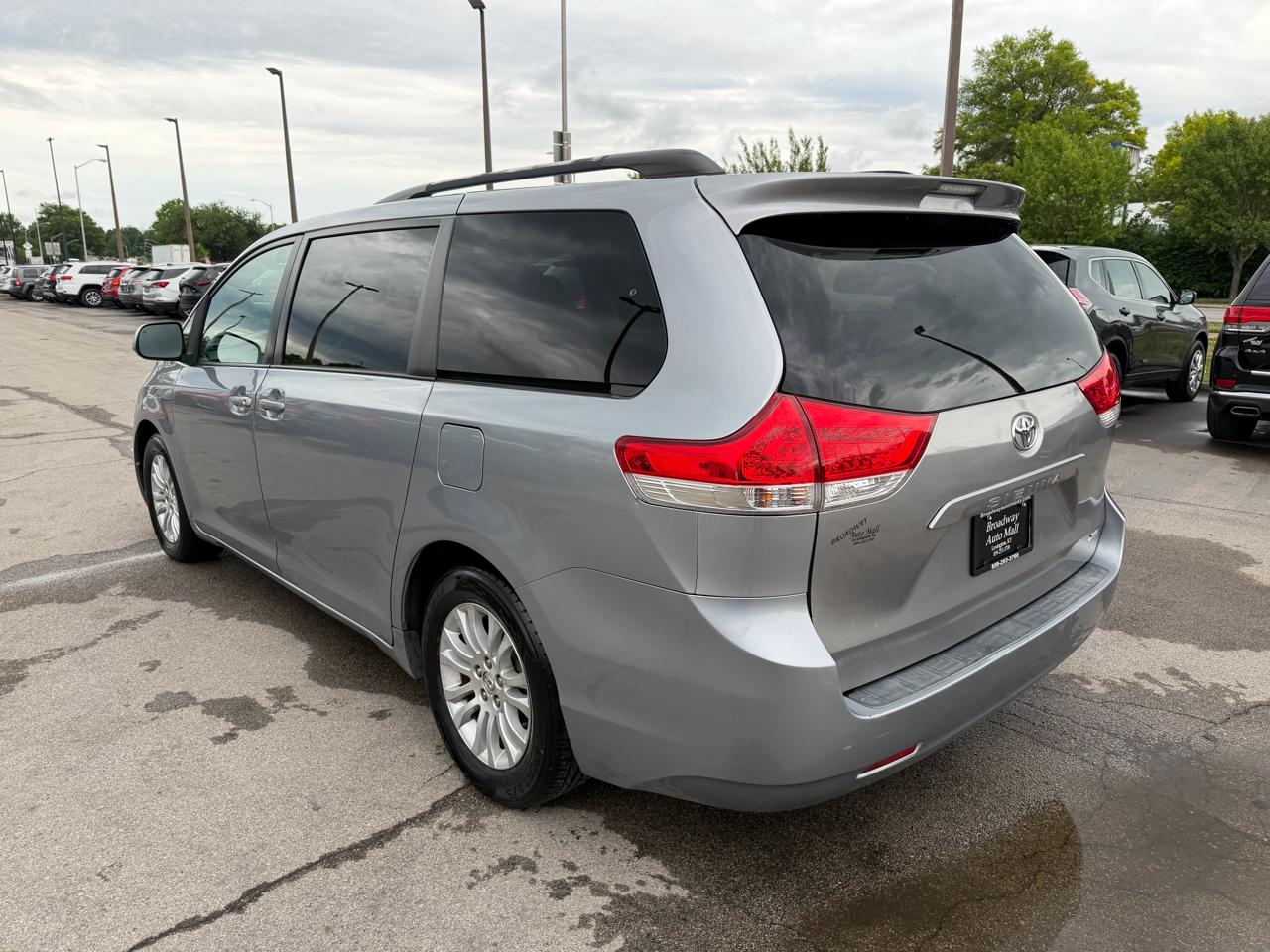 Toyota Sienna XLE 2011
