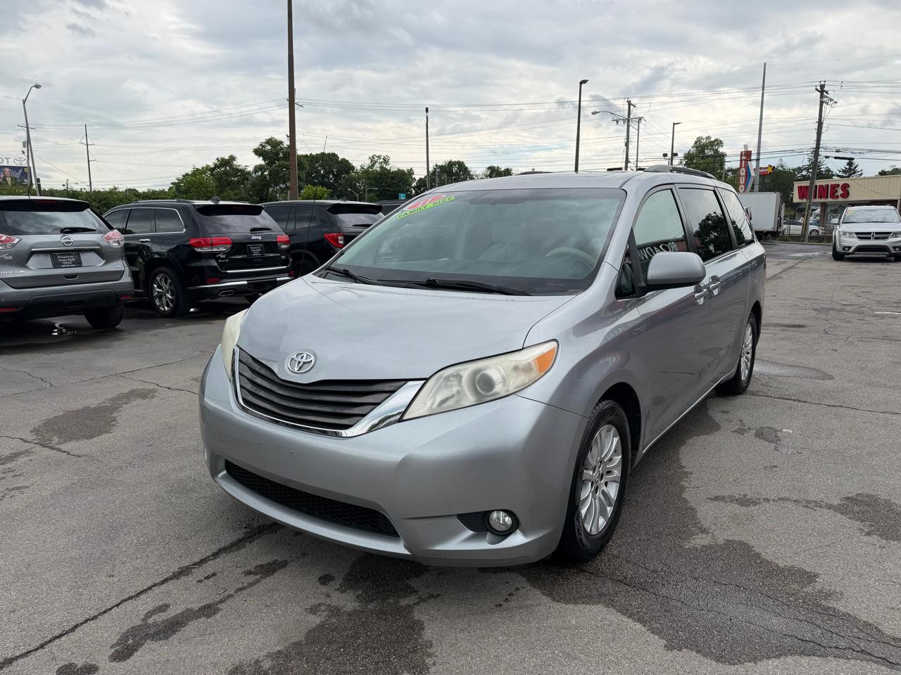 Toyota Sienna XLE 2011