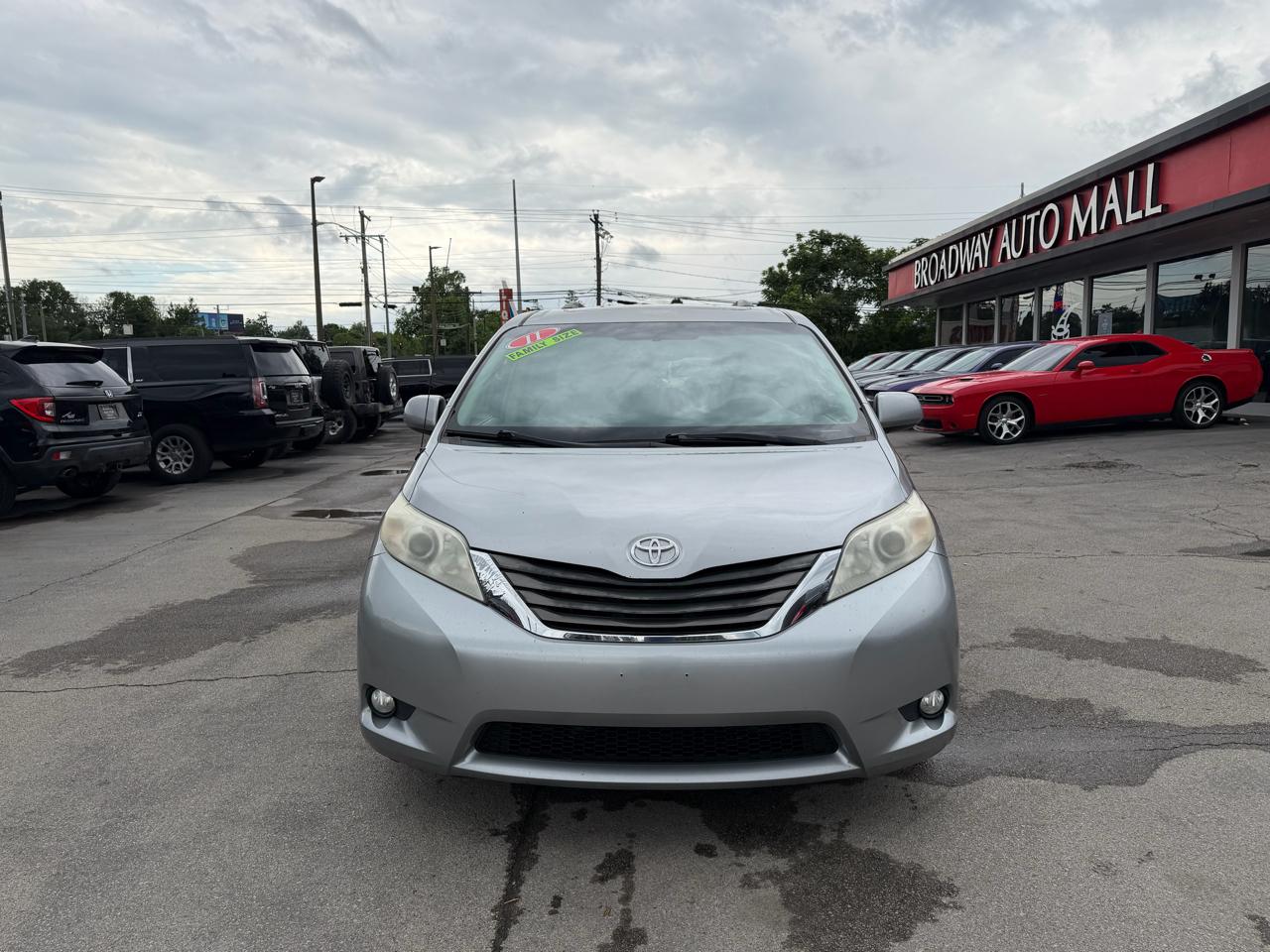 Toyota Sienna XLE 2011
