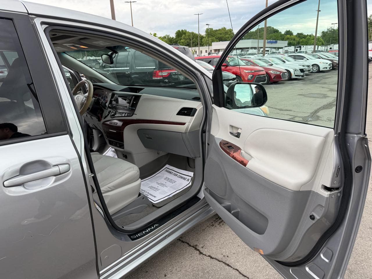 Toyota Sienna XLE 2011