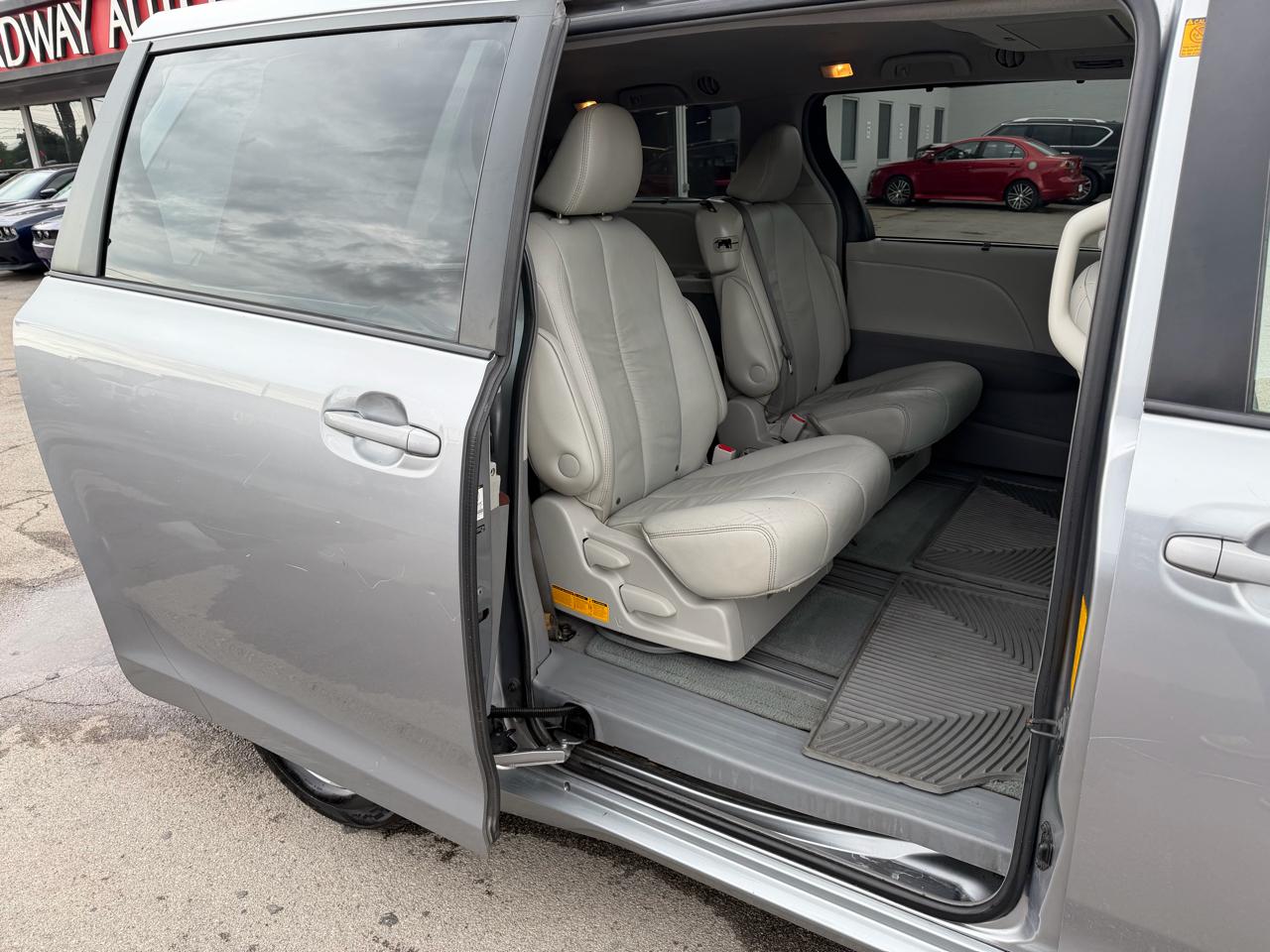 Toyota Sienna XLE 2011