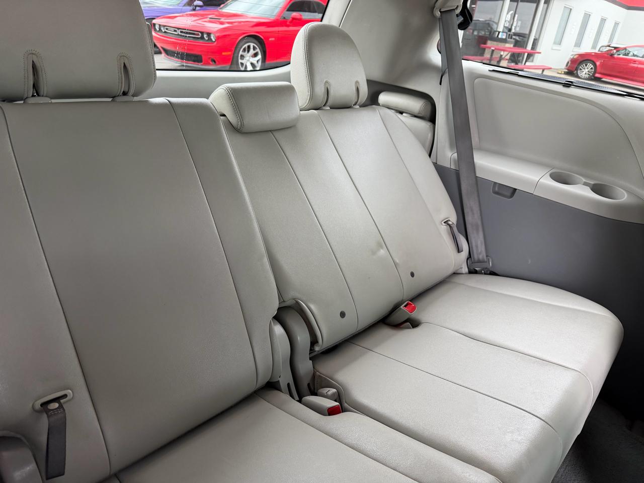 Toyota Sienna XLE 2011