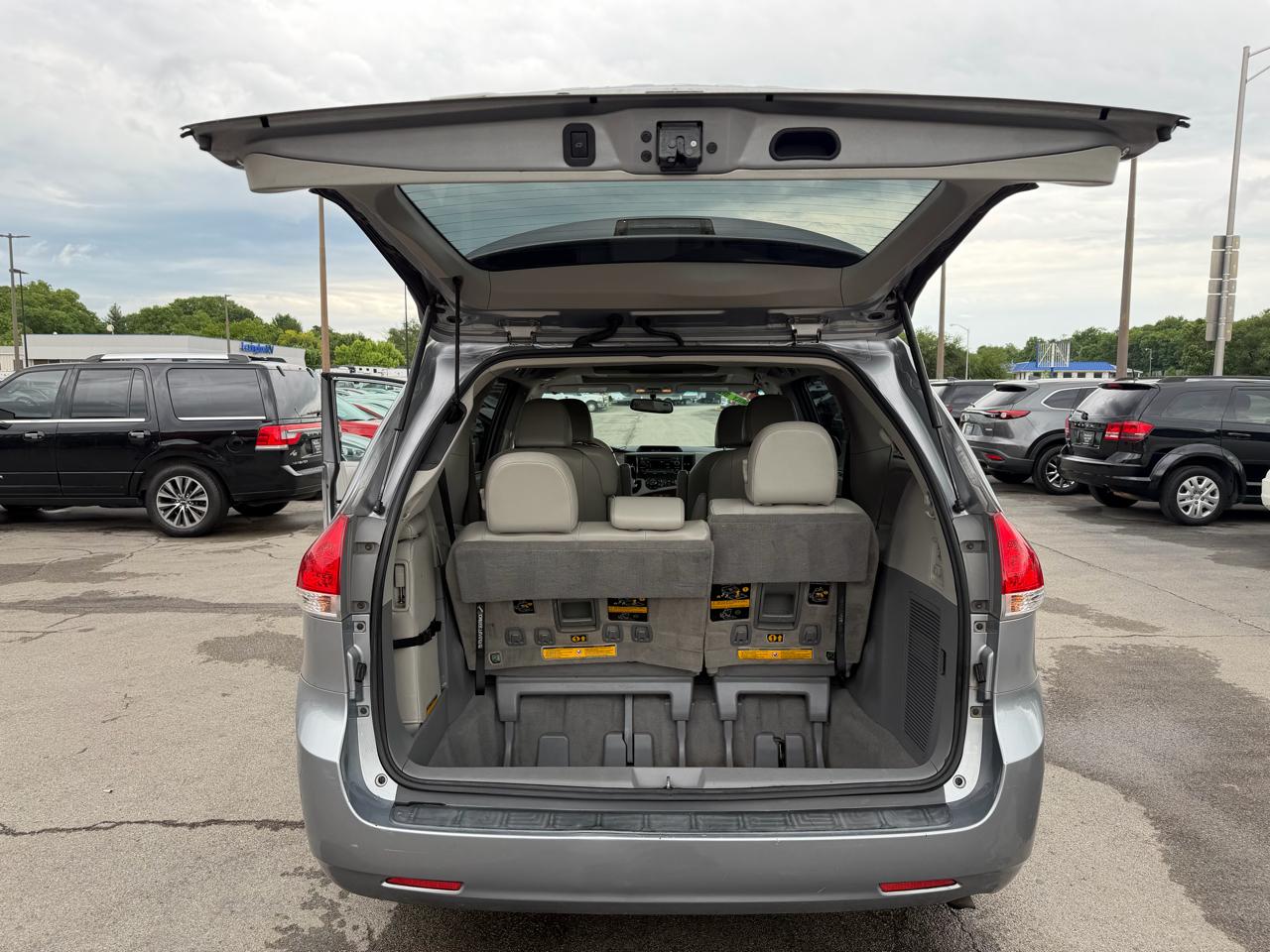 Toyota Sienna XLE 2011