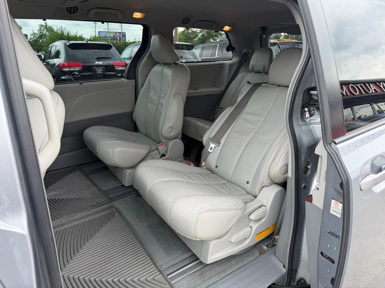Toyota Sienna XLE 2011