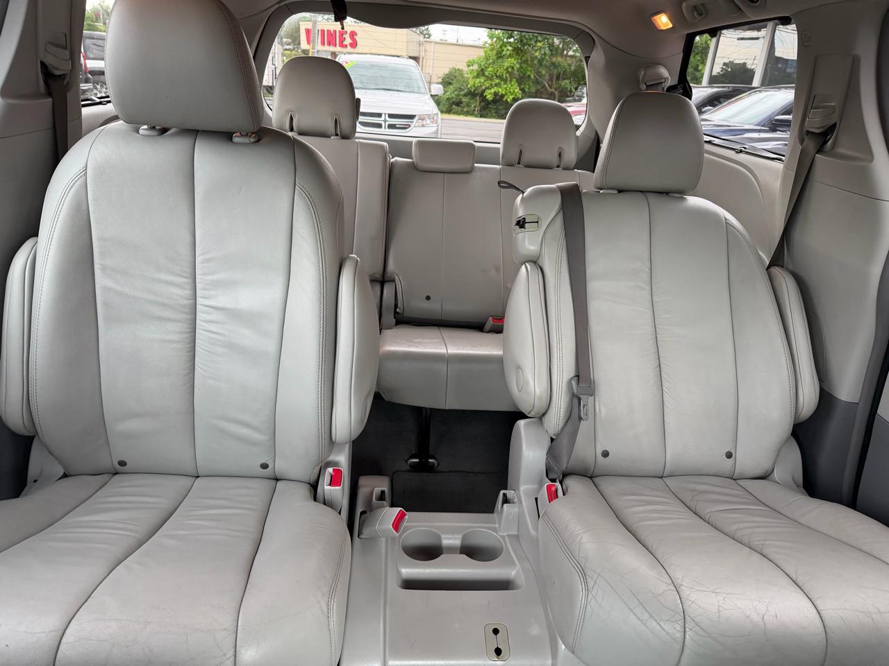 Toyota Sienna XLE 2011