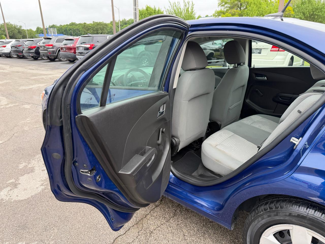 Chevrolet Sonic LS 2013