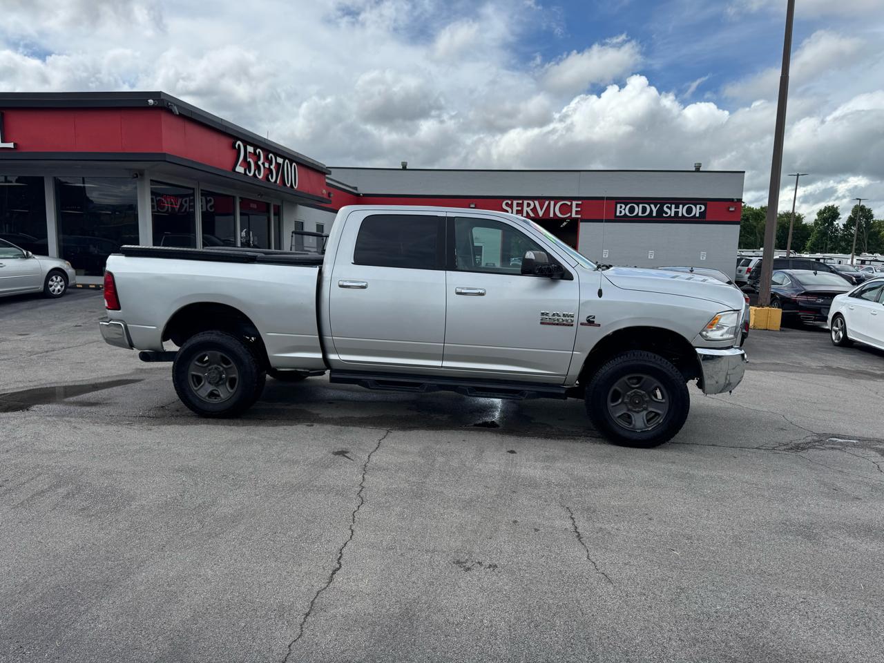 RAM 2500 SLT 4x4 Crew Cab 6'4" Box 2017