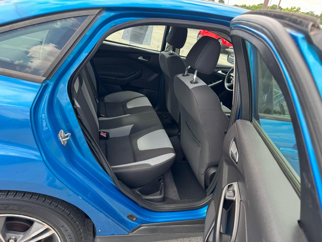 Ford Focus 4dr Sdn SE 2012