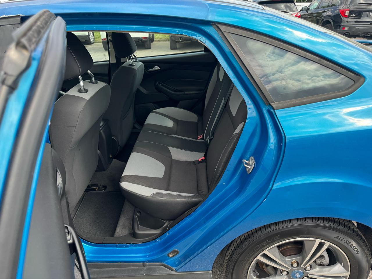 Ford Focus 4dr Sdn SE 2012