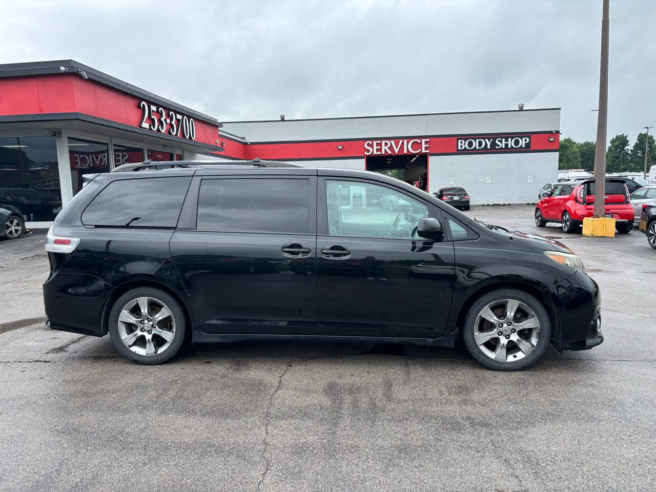 Toyota Sienna 5dr 8-Pass Van V6 SE FWD (Natl) 2011