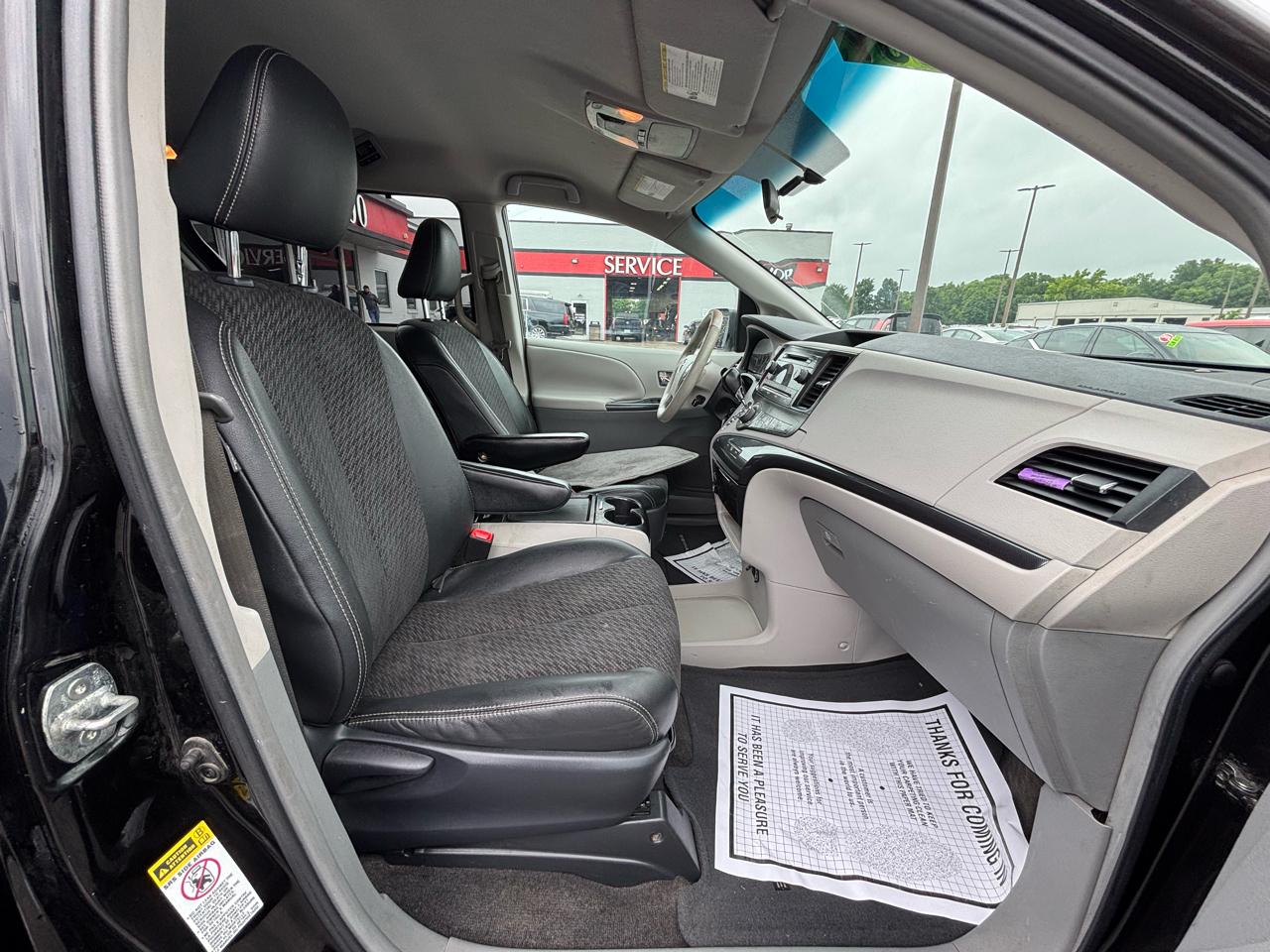 Toyota Sienna 5dr 8-Pass Van V6 SE FWD (Natl) 2011