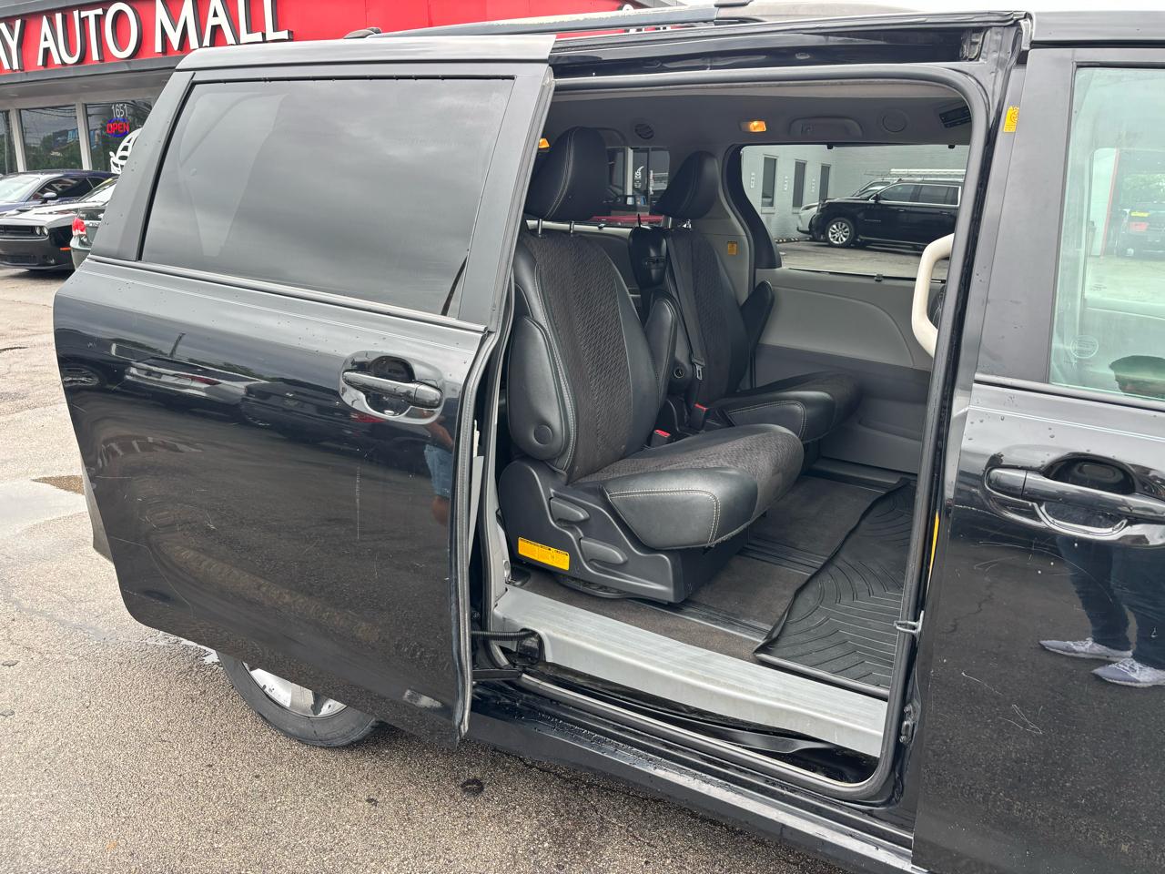 Toyota Sienna 5dr 8-Pass Van V6 SE FWD (Natl) 2011