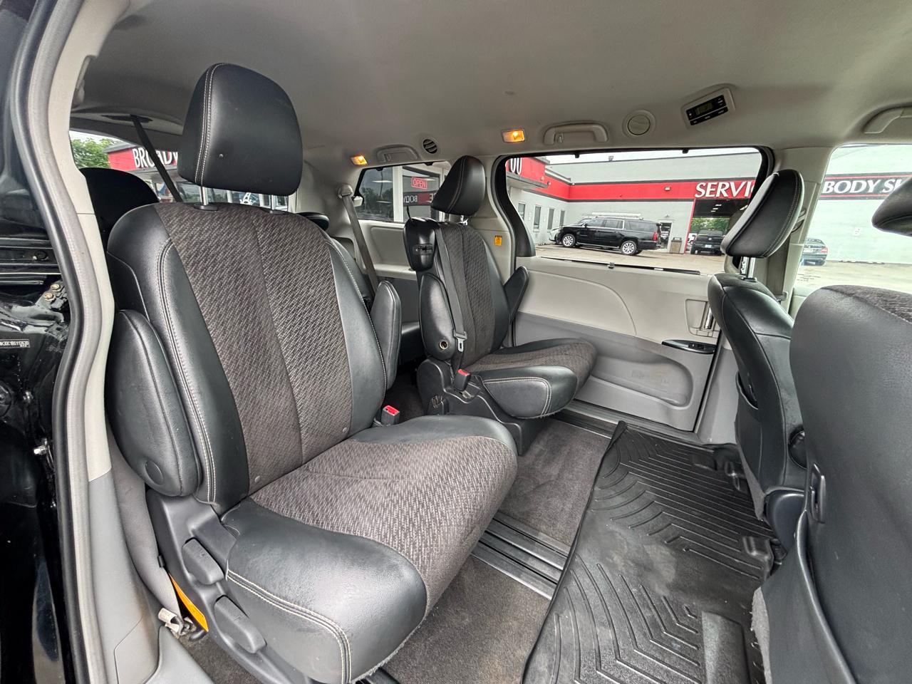 Toyota Sienna 5dr 8-Pass Van V6 SE FWD (Natl) 2011
