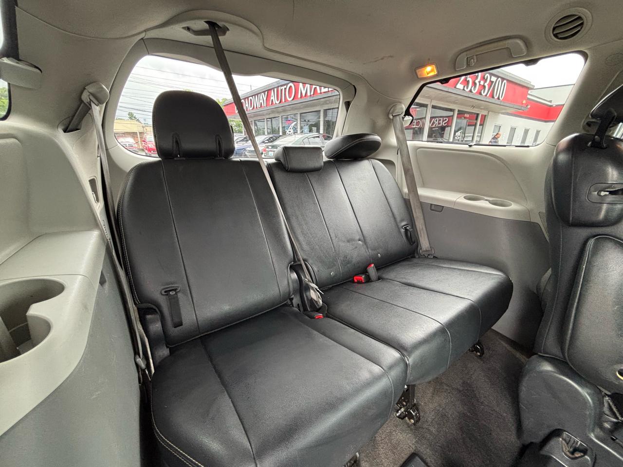 Toyota Sienna 5dr 8-Pass Van V6 SE FWD (Natl) 2011