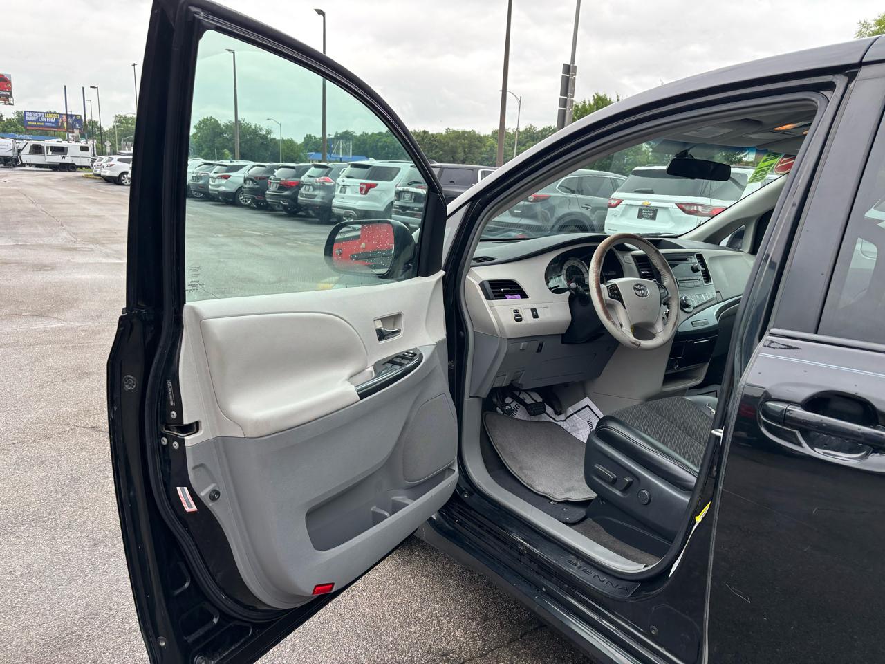 Toyota Sienna 5dr 8-Pass Van V6 SE FWD (Natl) 2011