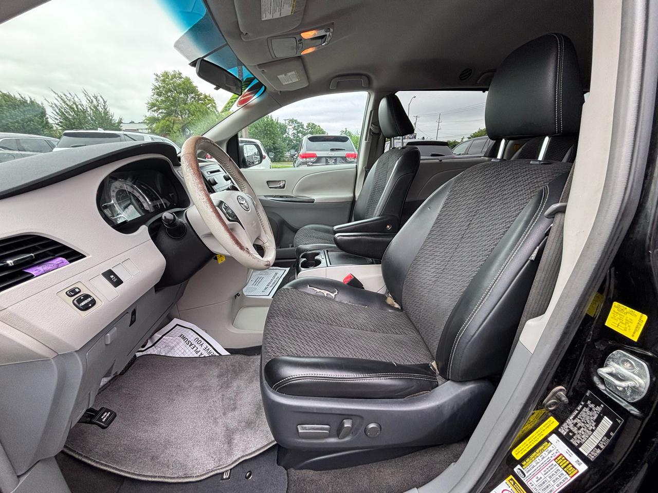 Toyota Sienna 5dr 8-Pass Van V6 SE FWD (Natl) 2011