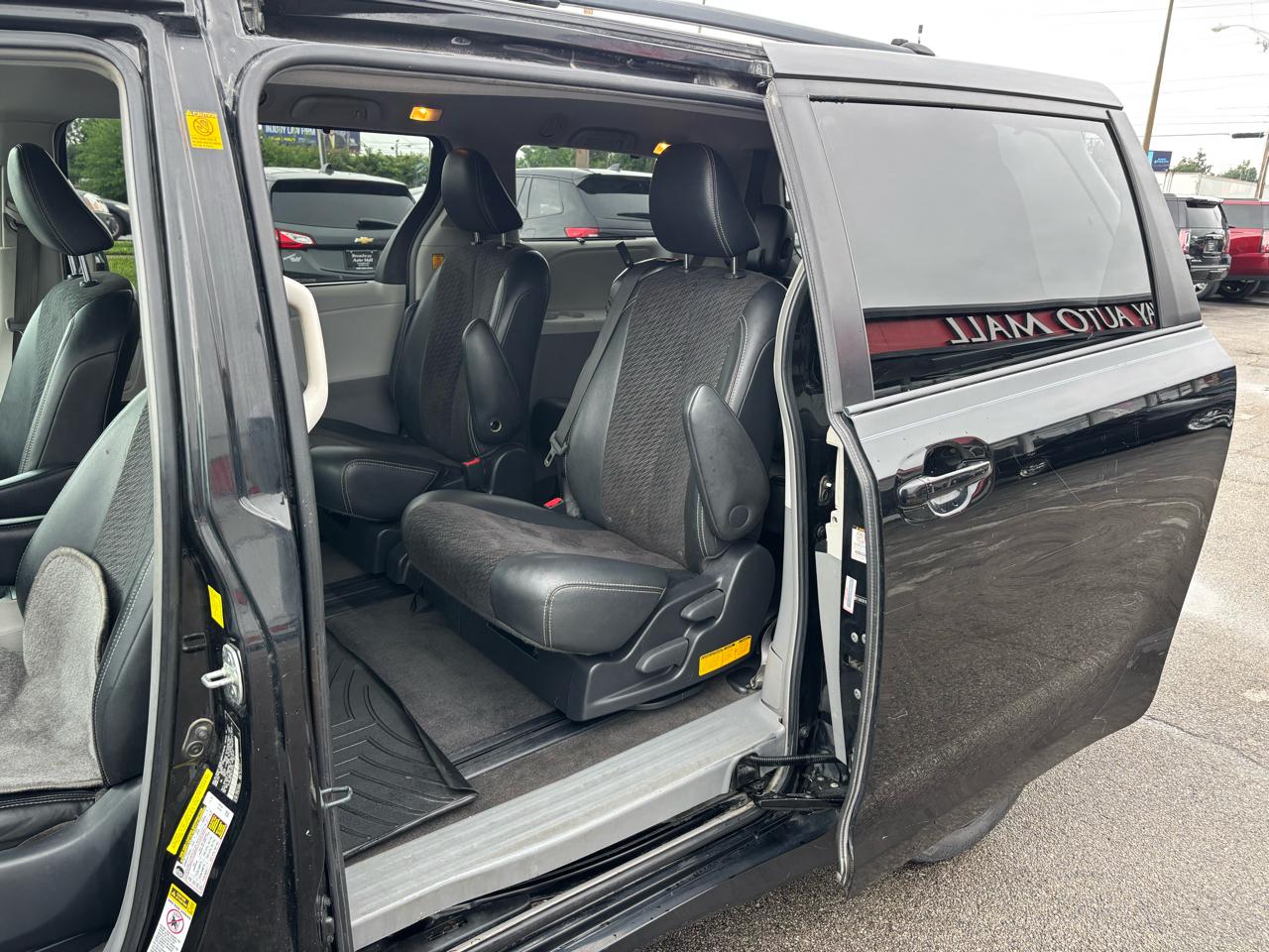 Toyota Sienna 5dr 8-Pass Van V6 SE FWD (Natl) 2011