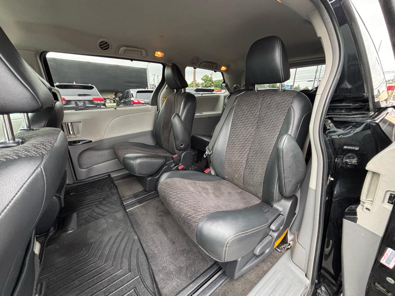 Toyota Sienna 5dr 8-Pass Van V6 SE FWD (Natl) 2011