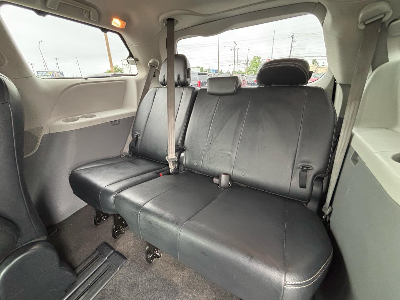 Toyota Sienna 5dr 8-Pass Van V6 SE FWD (Natl) 2011