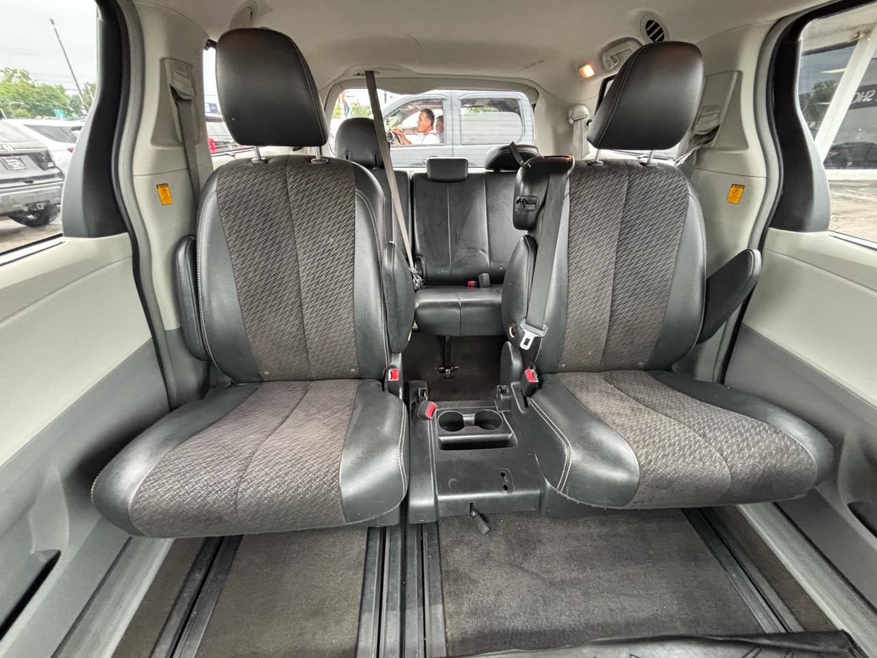 Toyota Sienna 5dr 8-Pass Van V6 SE FWD (Natl) 2011