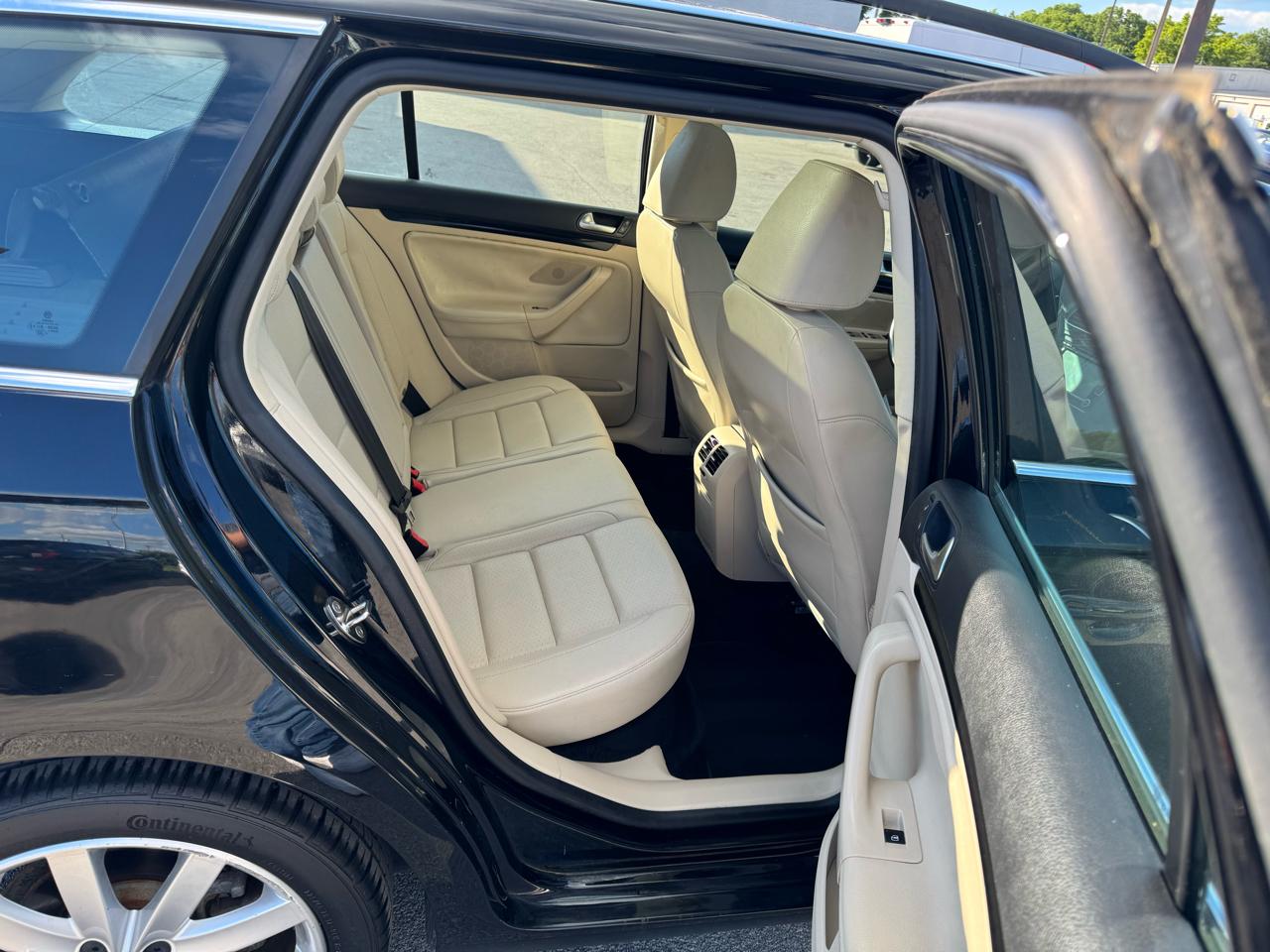 Volkswagen Jetta SportWagen 4dr DSG TDI 2011