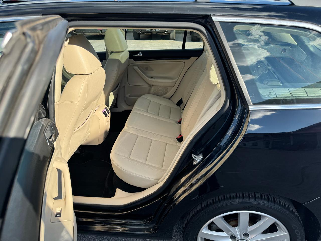 Volkswagen Jetta SportWagen 4dr DSG TDI 2011