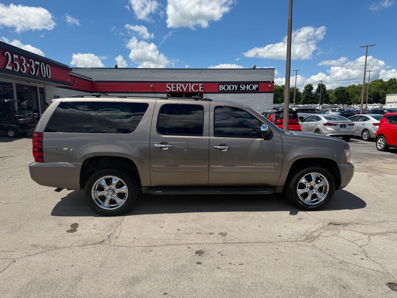 Chevrolet Suburban 4WD 4dr 1500 LT 2012