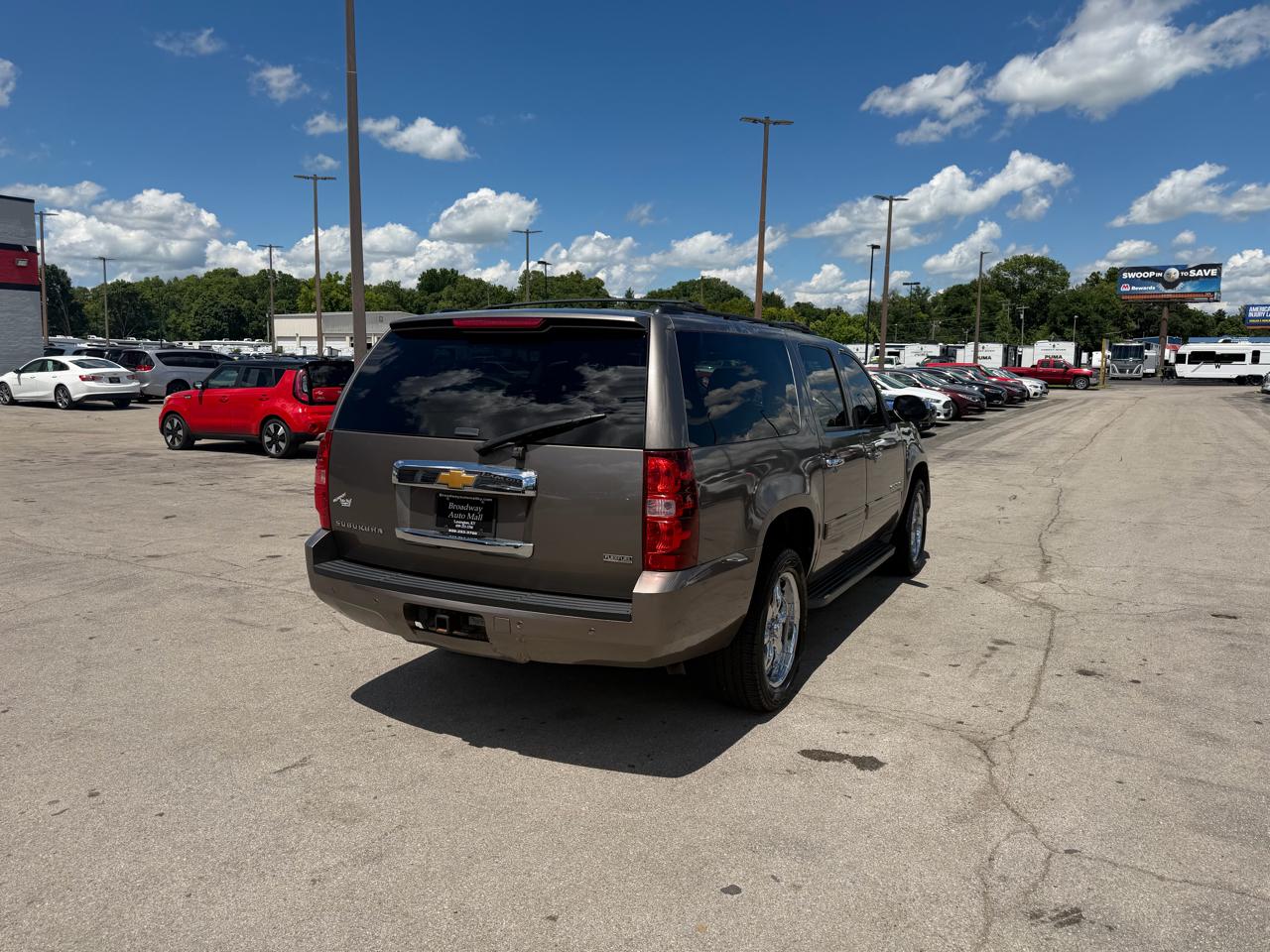 Chevrolet Suburban 4WD 4dr 1500 LT 2012