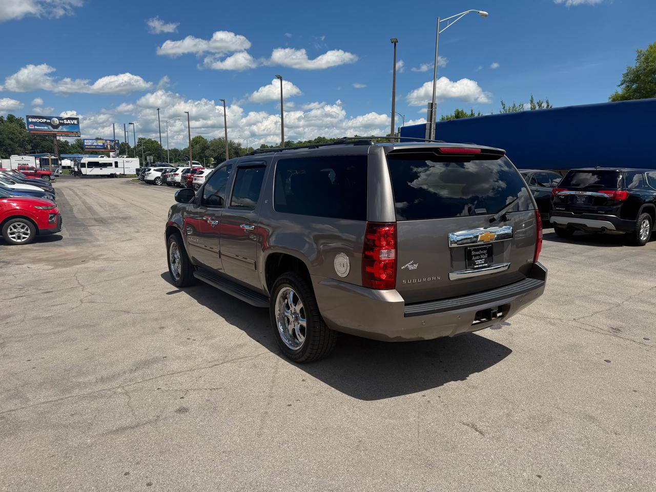 Chevrolet Suburban 4WD 4dr 1500 LT 2012