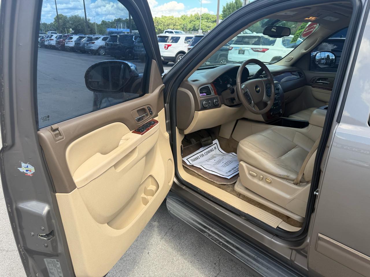 Chevrolet Suburban 4WD 4dr 1500 LT 2012