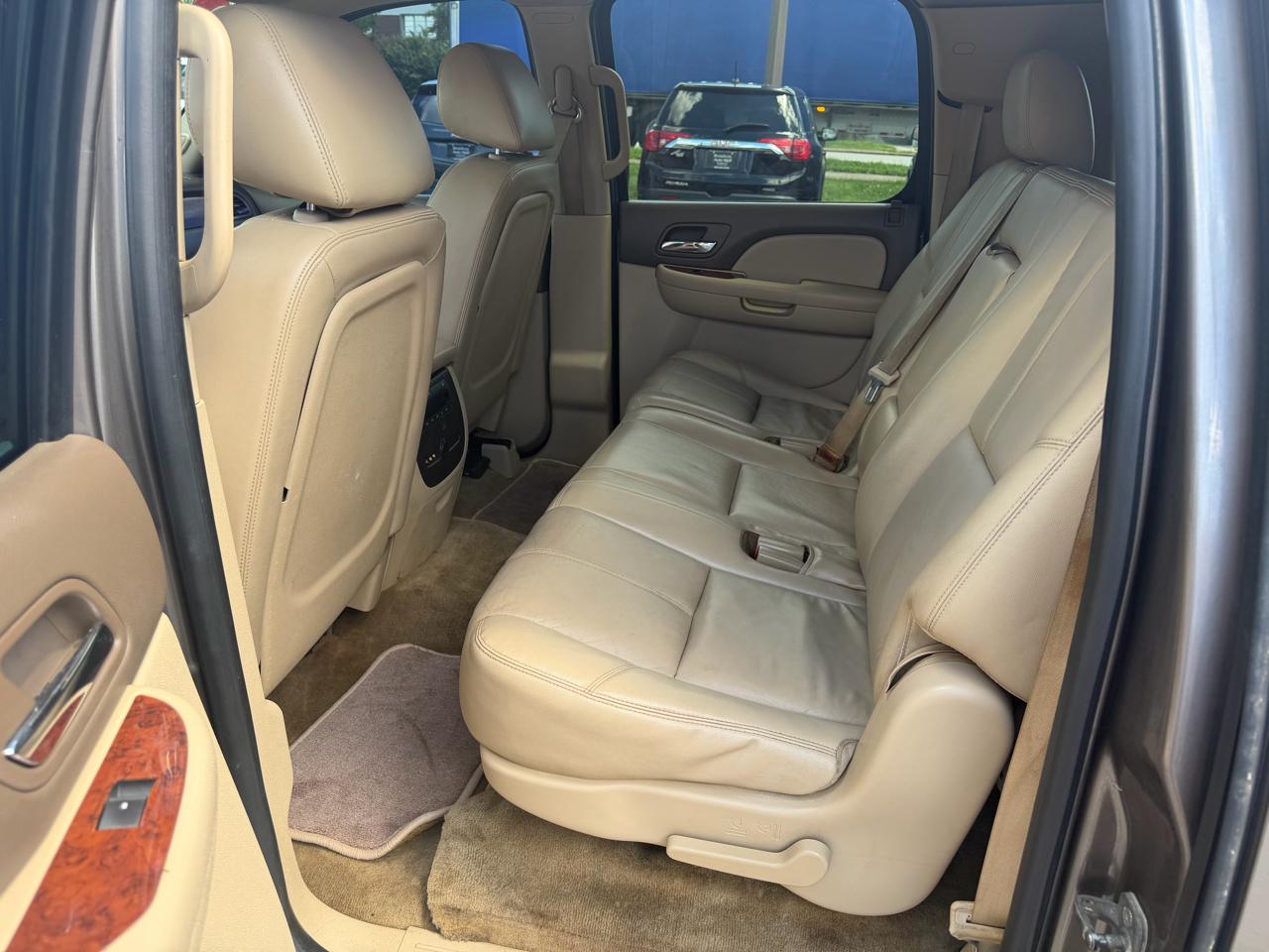 Chevrolet Suburban 4WD 4dr 1500 LT 2012