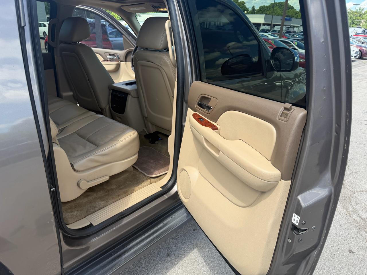 Chevrolet Suburban 4WD 4dr 1500 LT 2012
