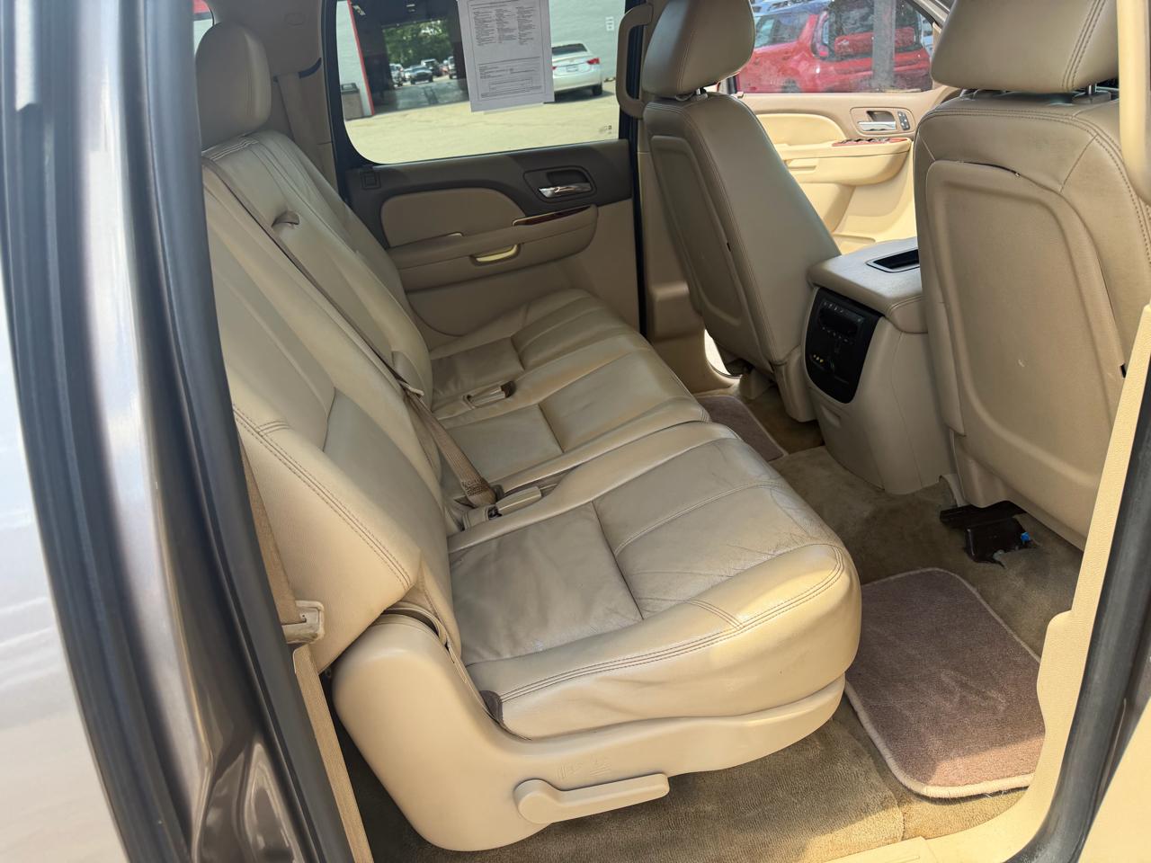 Chevrolet Suburban 4WD 4dr 1500 LT 2012